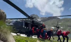 Dağ tırmanışında yaralanan dağcıya helikopterli kurtarma