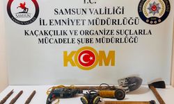 Evde define arayan 4 şüpheli, kazdıkları alanı halıyla kapatmışlar