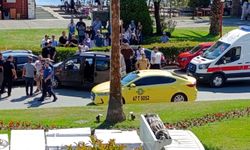 Geri giden araca bakan sürücü hafif ticari aracıyla önündeki otomobile çarptı; kaza kamerada