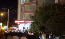 Kaza sonrası ters dönen otomobili vatandaşlar düzeltti