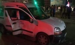Motosiklet, hafif ticari araca çarptı; 2'si ağır, 5 yaralı