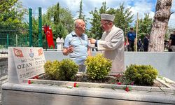 Şehit polis memuru oğlunun mezar taşını öpüp, dua etti
