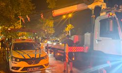 Trafik polisi aracına sıkışan kedi, çekiciyle kurtarıldı