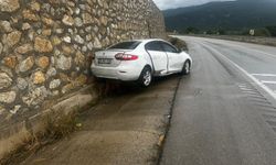 Amasya'da otomobil istinat duvarına çarptı; 6 yaralı