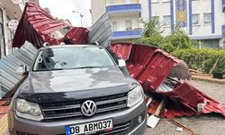 Artvin'de fırtınada uçan çatı 3 aracın üzerine düştü