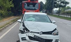 Aynı yöne giden otomobiller çarpıştı; 1 yaralı