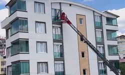 Balkon korkuluğuna sıkışan güvercini itfaiyeciler kurtardı