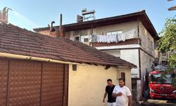Binanın çatısında çıkan yangın söndürüldü