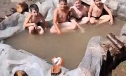 Çocuklar naylondan yaptıkları havuzda serinledi