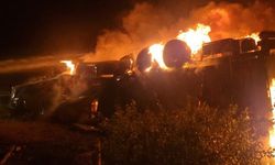 Çorum'da devrilen TIR alev aldı
