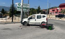 Hafif ticari araçla çarpışan motosikletin sürücüsü ağır yaralı