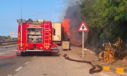 Karedeniz Sahil Yolu'nda mobilya yüklü TIR yandı