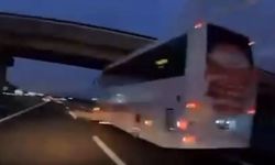Otobüs aniden şerit değiştirdi, kaza yapan otomobildekilerin yaşadığı korku kameraya yansıdı