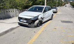 Otomobil caminin duvarına çarptı: 2 yaralı