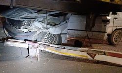 Otomobil, park halindeki TIR'a çarptı; alkollü sürücü yaralandı