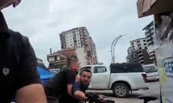 Otomobilden inen 2 kişinin tartıştıkları bisikletliyi darbettiği anlar kamerada