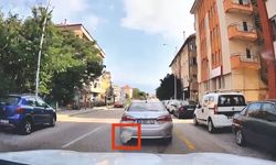 Otomobilden yola çöp atanlar araç içi kamerasına yansıdı; sürücüye ceza kesildi