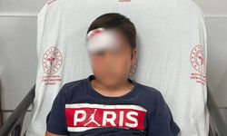 Parkta oynarken üzerine demir direk devrilen çocuk yaralandı