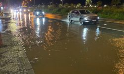 Rize'de sağanak cadde ve sokakları göle çevirdi