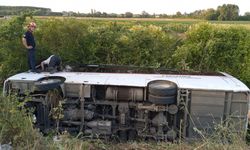 Samsun'da özel halk otobüsü şarampole devrildi: 21 yaralı