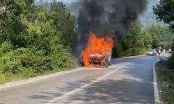 Seyir sırasında alev alan otomobil yandı