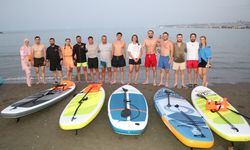 SUP sporcularına denizin ortasında mangalda kebap servisi
