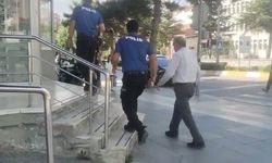 Telefon dolandırıcılarını yakalatmak için polis korumasında buluşma adresine gitti
