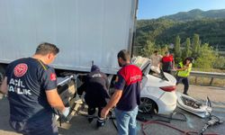 Tokat'ta TIR'a arkadan çarpan otomobil sürücüsü öldü