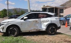 Yangına giden itfaiye aracı ile otomobilin çarpıştığı kaza kamerada: 1 yaralı