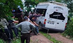 19 işçiyi taşıyan minibüs uçurumun kenarında mahsur kaldı
