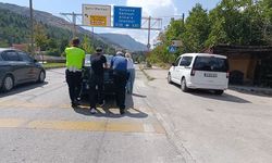 Amasya'da yolda kalan sürücünün yardımına polisler koştu