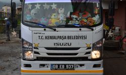 Çöp kamyonunu oyuncaklarla süsledi, çocukların neşesi oldu