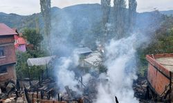 Kastamonu'da 2 katlı ahşap evde yangın
