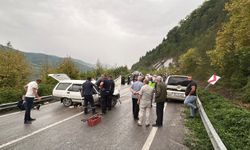 Otomobil ve hafif ticari araç çarpıştı: 1'i bebek, 7 yaralı
