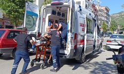 Otomobilin açılan kapısına çarpan motosikletin sürücüsü yaralandı