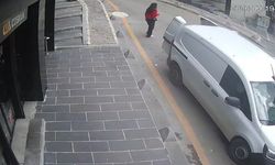 Otomobilin önce yayaya ardından da refüje çarptığı kaza kamerada