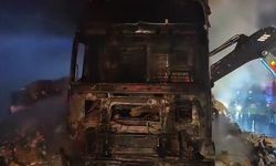 Otoyolda TIR yanarak kullanılamaz hale geldi