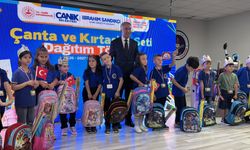 Samsun'un Canik ilçesinde okula başlayan tüm öğrencilere çanta ve kırtasiye seti hediye edildi