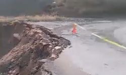 Tokat'ta heyelan; köy yolunun çökme anı kamerada