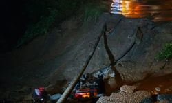 Trabzon'da mahalle yolu çöktü; sürüklenen araçtaki 2 kişi yaralandı / Ek fotoğraflar