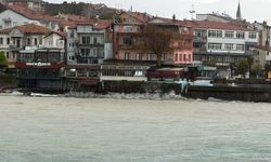 Amasra'da fırtına; dalga boyu 2 metreye ulaştı