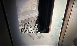 Apartmanın girişindeki elektrik panosunda çıkan yangın söndürüldü