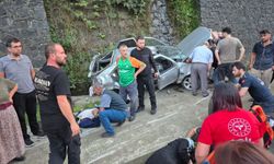 Artvin'de otomobil istinat duvarına çarptı: 3 yaralı
