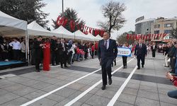 Beden eğitimi öğretmeninin tören yürüyüşü alkış topladı