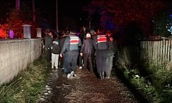 Evde başlayan yangın ahır ve traktörü de yaktı