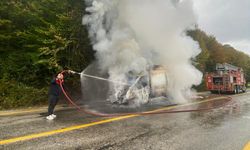 Kastamonu'da yanan minibüs kullanılmaz hale geldi