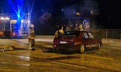 Kavşaktan dönen otomobilin motor kısmı alev aldı