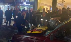 Motosiklet sürücüsü otomobilin ön camından içeri girdi