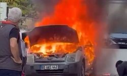 Otoparkta park halindeki otomobil yandı