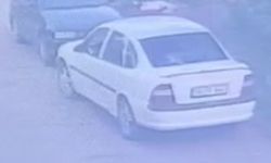 Park halindeki otomobilden saat çaldı; hırsızlık anı kamerada